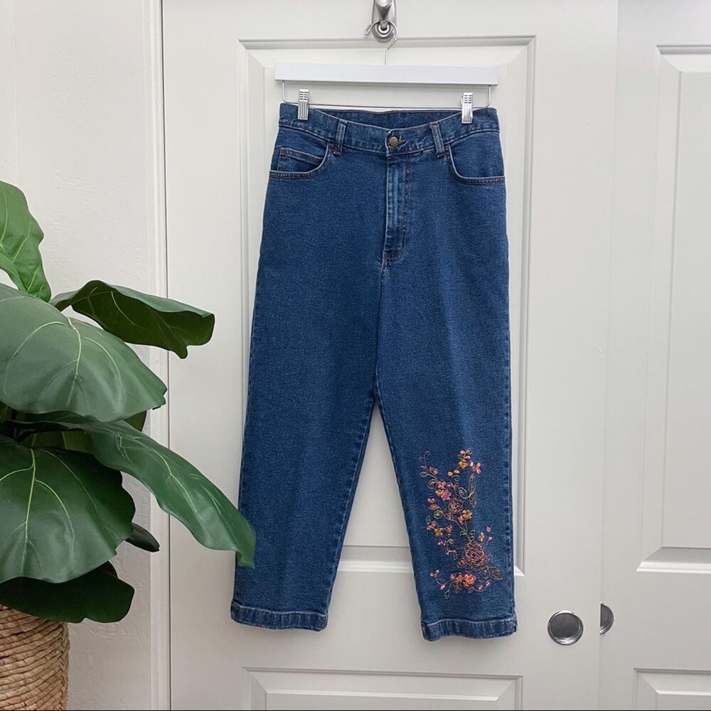 b  Vintage Metrostyle Floral Embroidered Cropped Jean